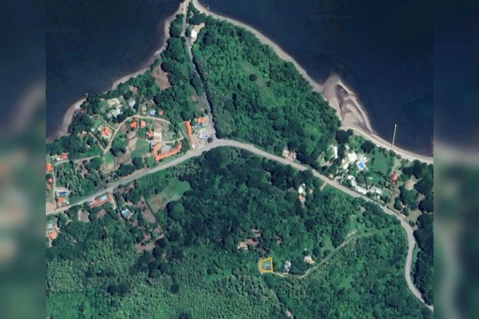 A bird 's eye view of the coast and houses.